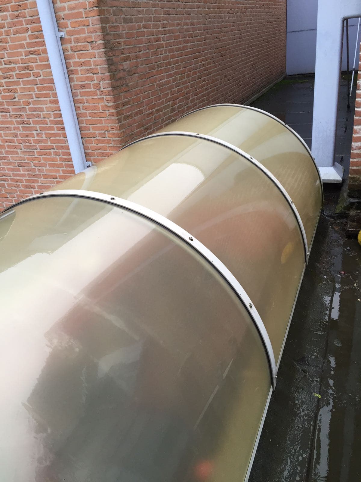 Overkapping met aanslag voor de reiniging
