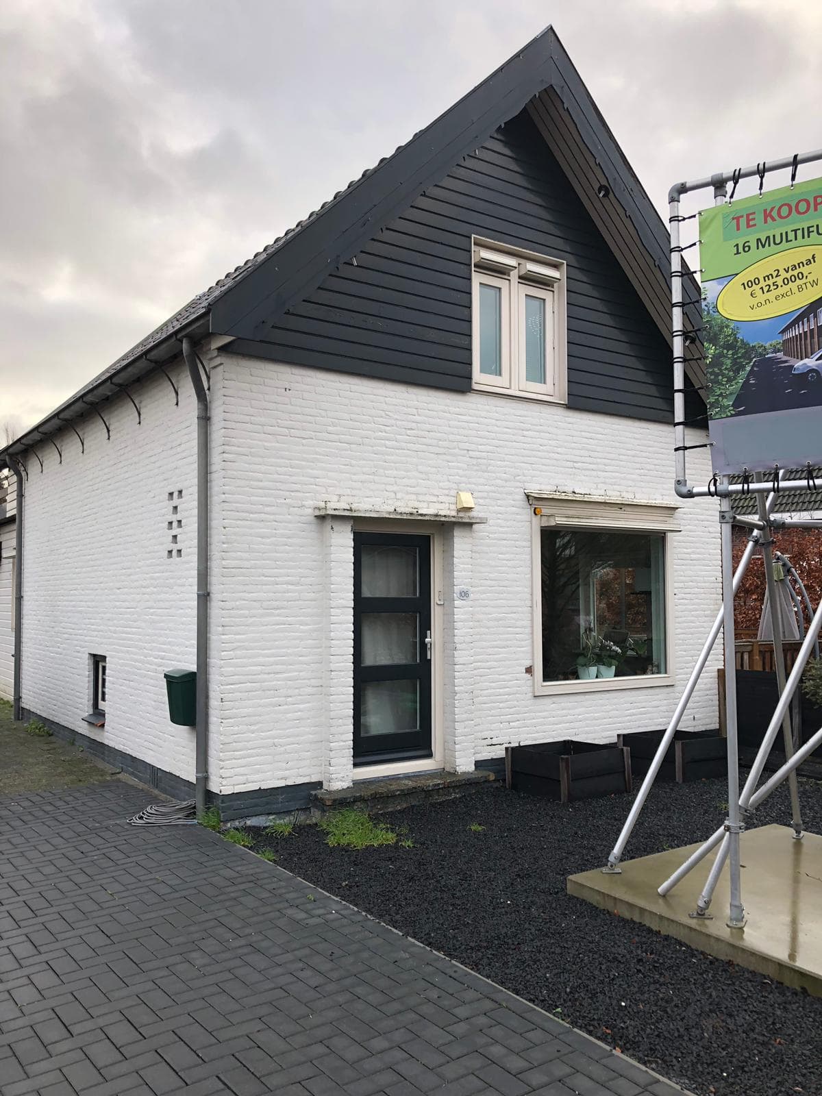 Gevelreiniging van een witte woning