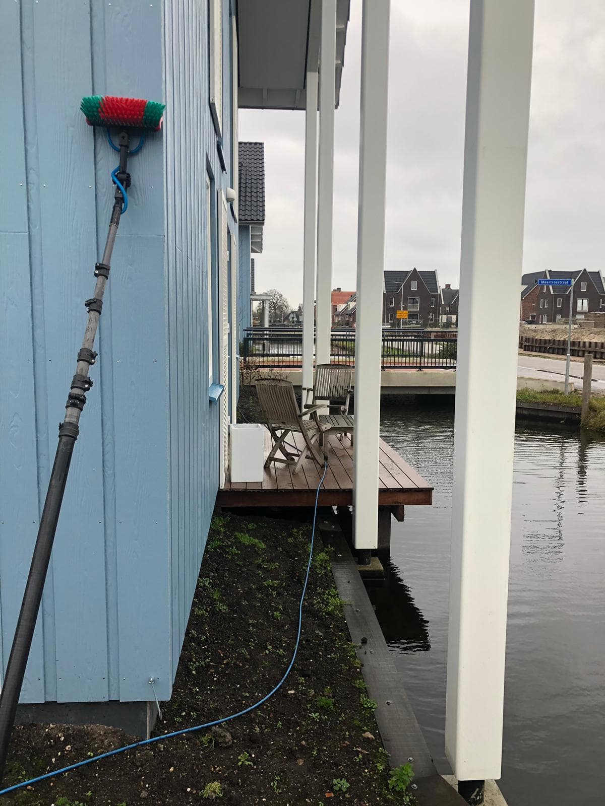 Gevel en glasbewassing van een woning aan het water