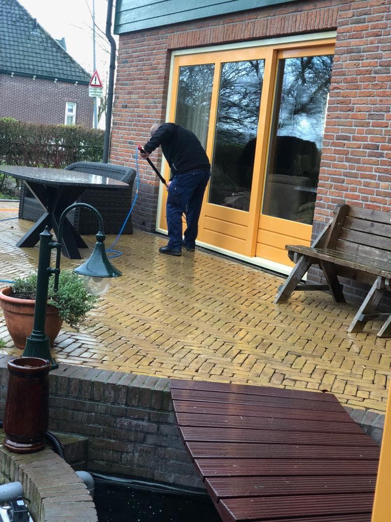 Terrasreiniging van een bestrating