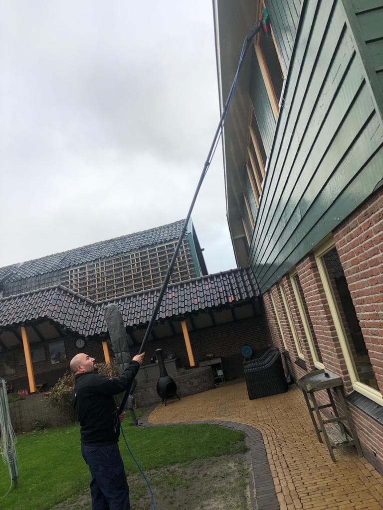 Glasbewassing op hoogte met telescopische steel